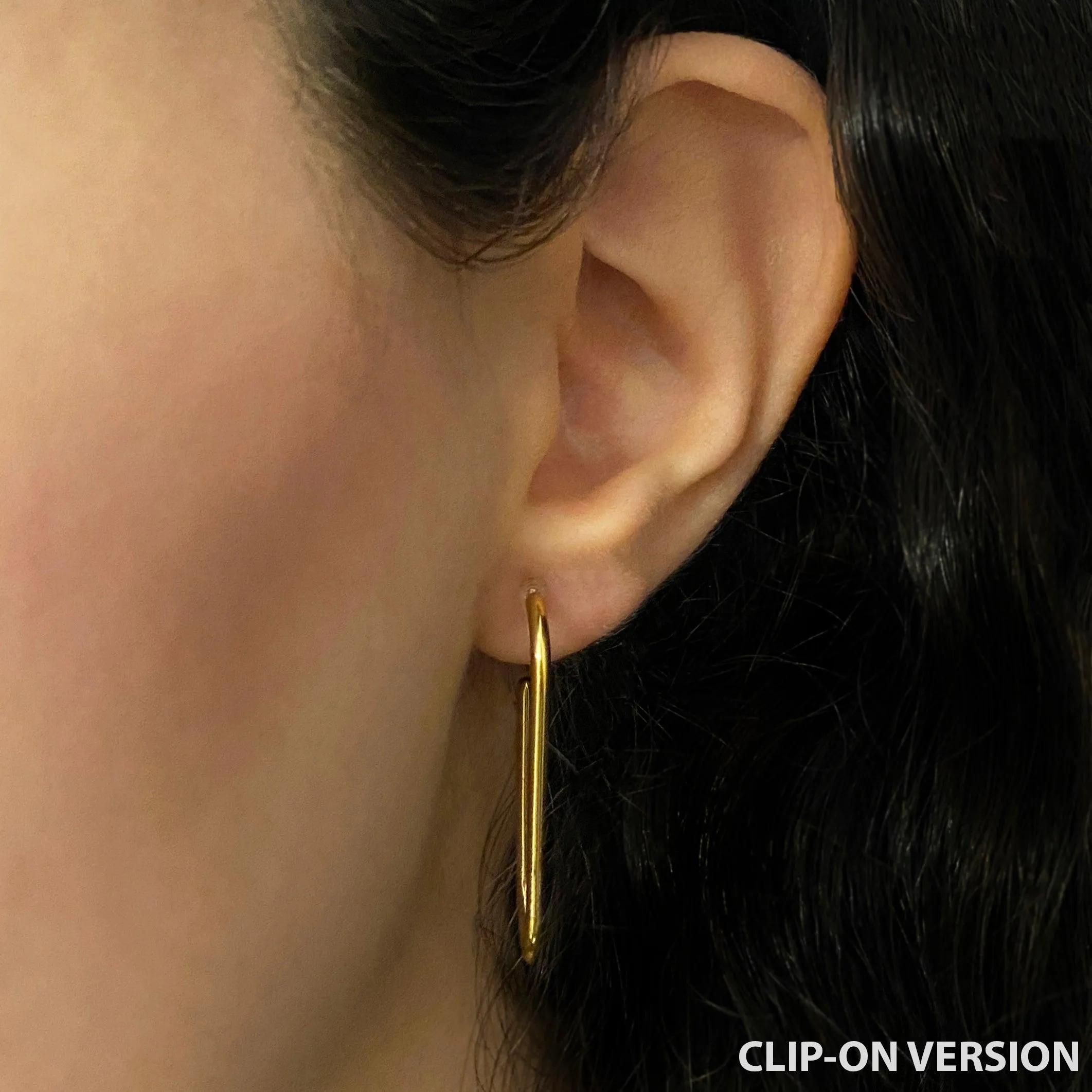 LARGE OVAL HOOP EARRINGS IN SILVER